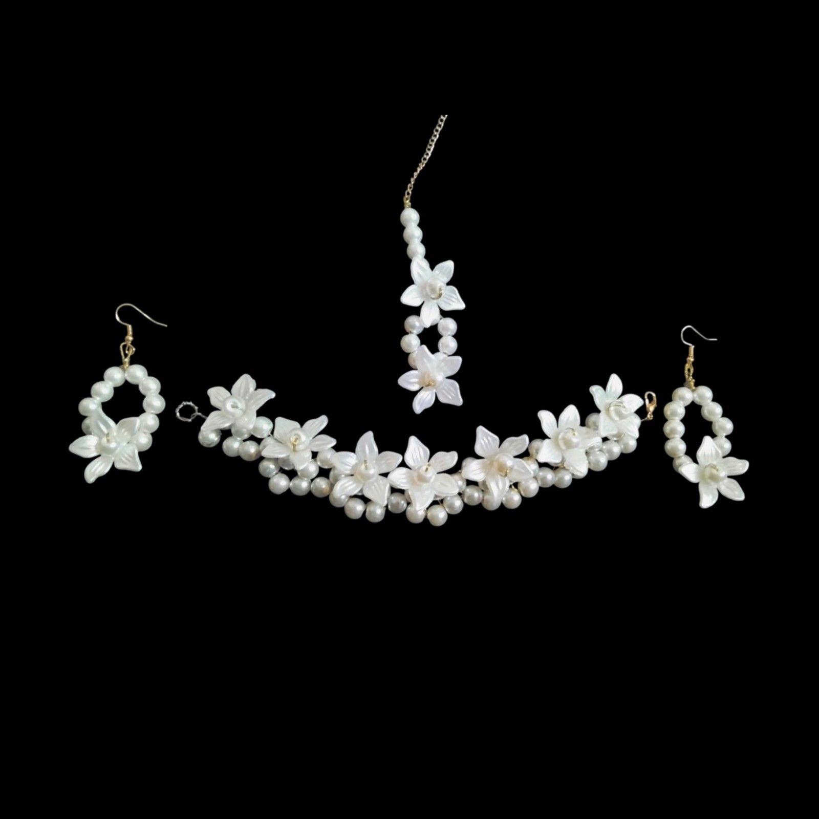 white pearl jewelry set with bindiya for weddings