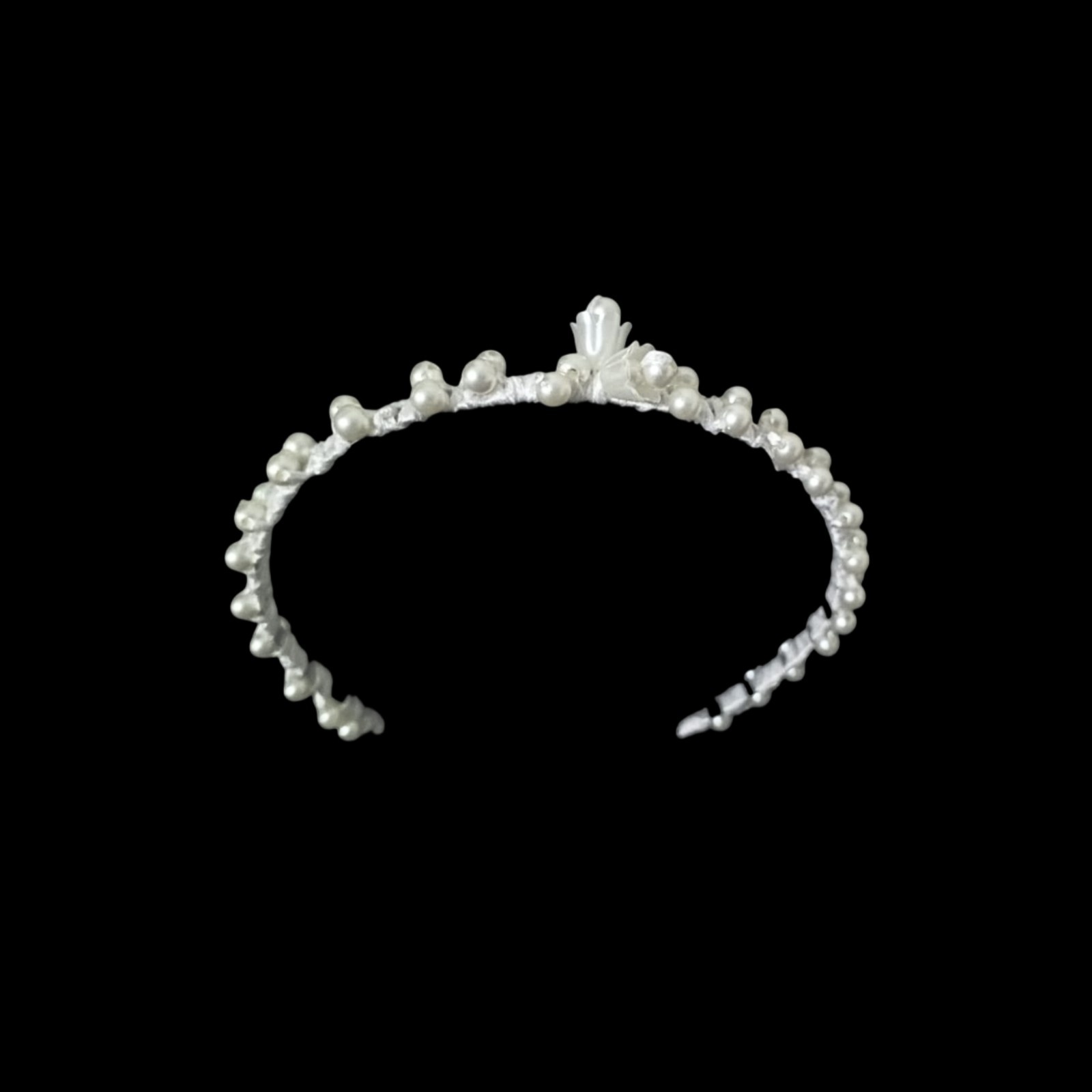 Decorative hair band with white pearls